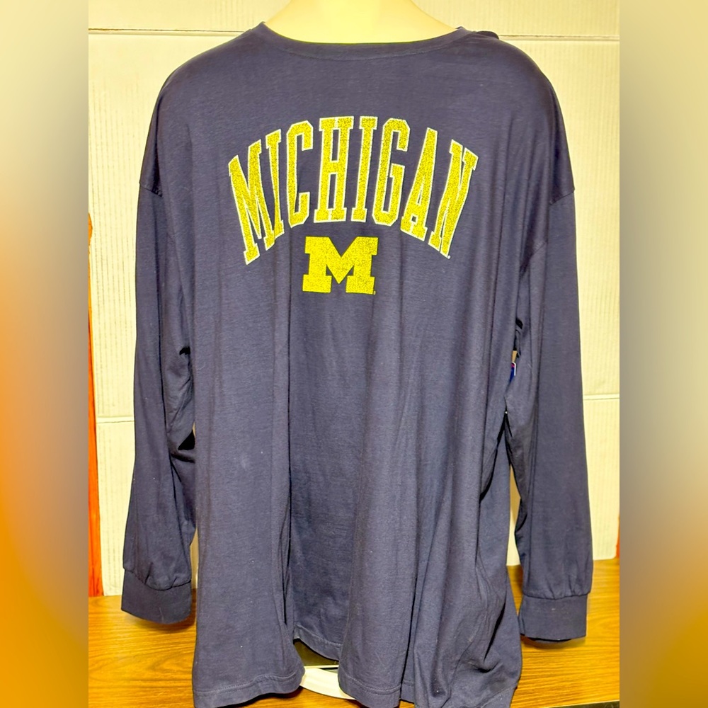 NWT Michigan Wolverines cChampion6 XL Long Sleeve Shirt
38” L 31”p2p 26”sleeves